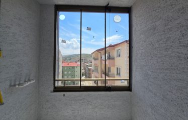 ŞEHRİN TAM KALBİNDE SESSİZ, GÜVENLİ VE KONFORLU BİR YAŞAM