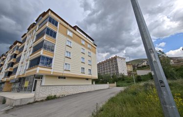 ÇORUH-AİLELERİN TERCİHİ ELİT MAHAL SİTESİNDE FERAH 3+1 ARA KAT