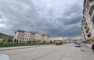 ÇORUH-AİLELERİN TERCİHİ ELİT MAHAL SİTESİNDE FERAH 3+1 ARA KAT