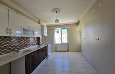 ÇORUH-ŞİNGAH’IN MERKEZİ KONUMUNDA 3+1 KİRALIK DAİRE