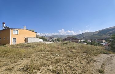 ÇORUH-ZAHİT MAHALLESİ SINIRINDA ÇİFT CEPHELİ SATILIK 393,20 M² ARSA ALANI