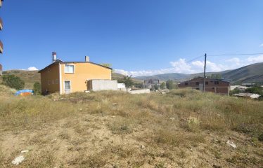 ÇORUH-ZAHİT MAHALLESİ SINIRINDA ÇİFT CEPHELİ SATILIK 393,20 M² ARSA ALANI