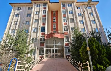 KİRALIK DAİRE| ÇORUH-ÖĞRETMEN TOKİLERİNDE EŞYALI, GENİŞ 3+1 KİRALIK DAİRE